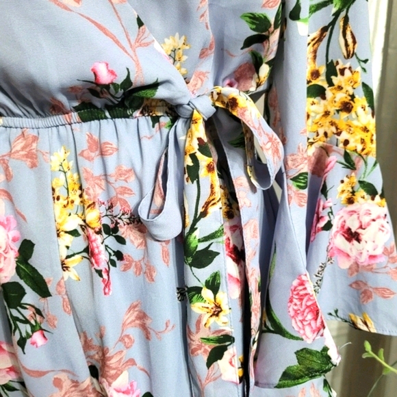 Bell Sleeved Romper - Picture 3 of 9